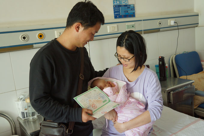 云南省第一份网络版《出生医学证明》在曲靖市妇幼保健院实现首次签发
